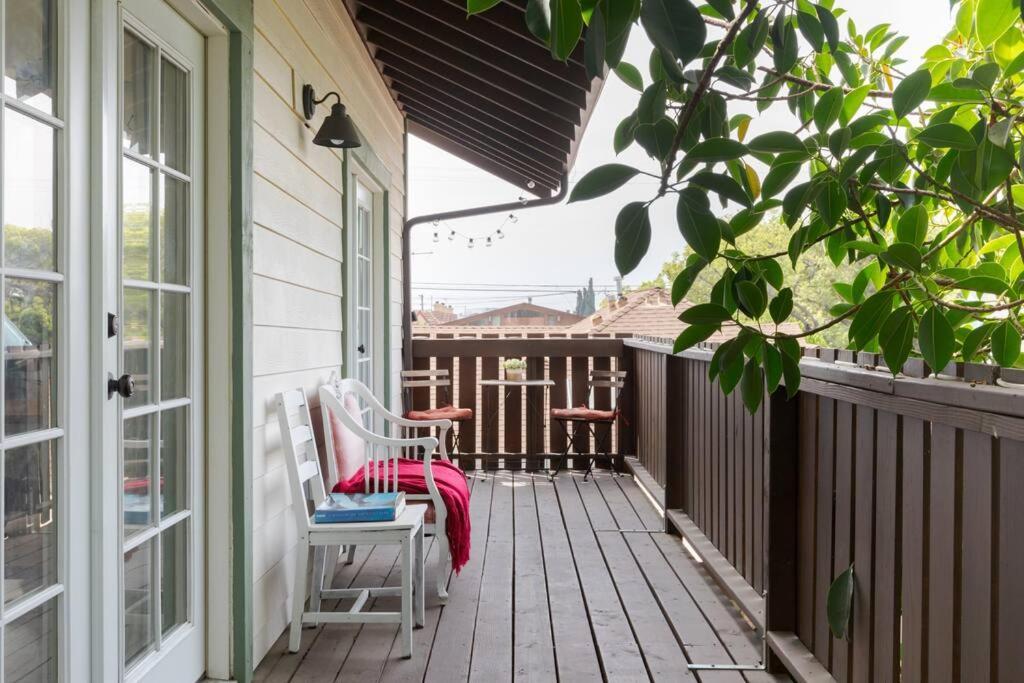 Take It Easy On The Porch In A Hollywood Hideaway Casa de férias